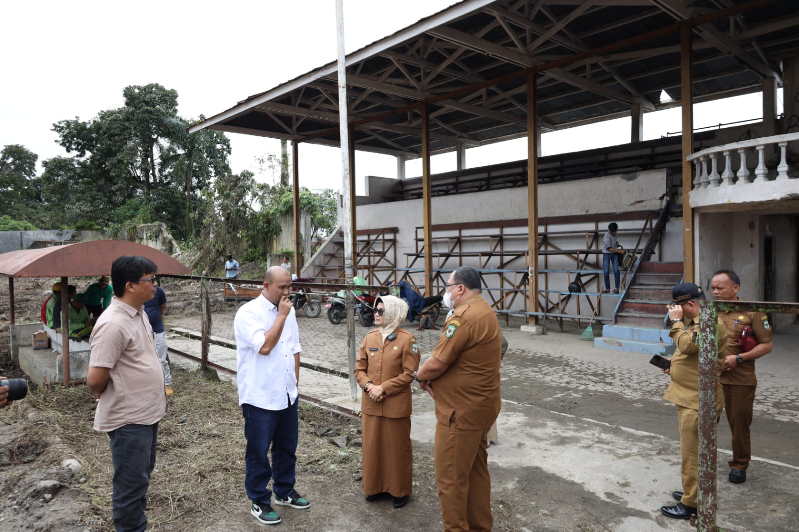 dr Susanti Tinjau Progres Revitalisasi Stadion Sangnaualuh    