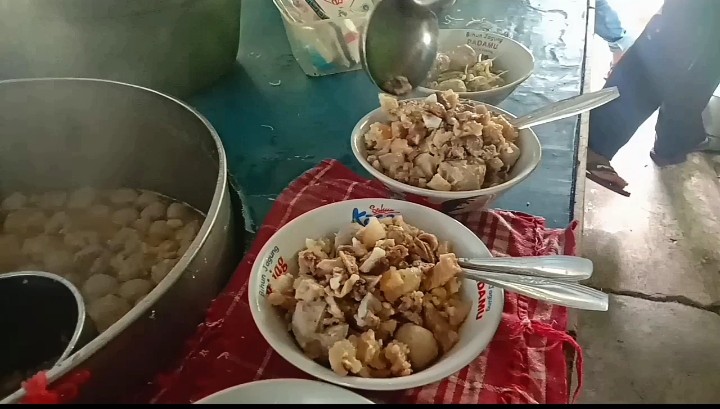 Viral, Bakso Toping Tetelan Super Melimpah di Kedai Bakso Pak Sugeng yang Wajib Anda Kunjungi