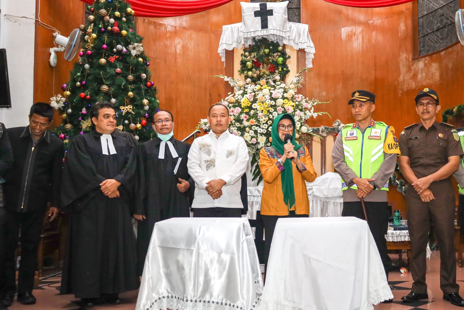 dr Susanti dan Forkopimda Tinjau Pengamanan Gereja saat Ibadah di Malam Natal