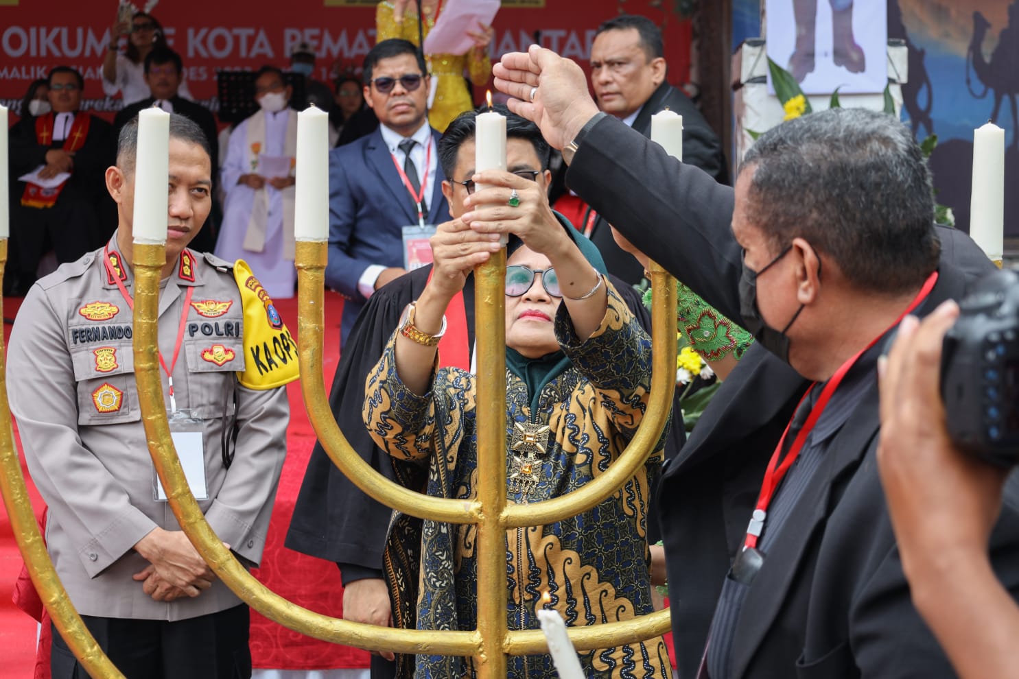 dr Susanti Menyalakan Lilin Natal Pertama di Perayaan Natal Oikumene Kota Pematang Siantar