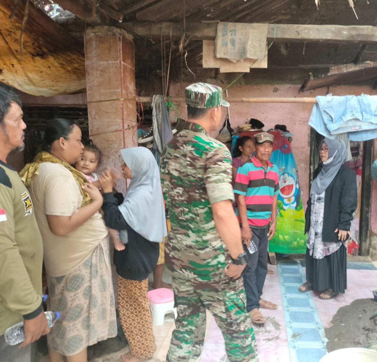 Camat Kragilan Turun Langsung Meninjau Rumah Tidak Layak Huni Milik Siti Patimah di Desa Kendayakan