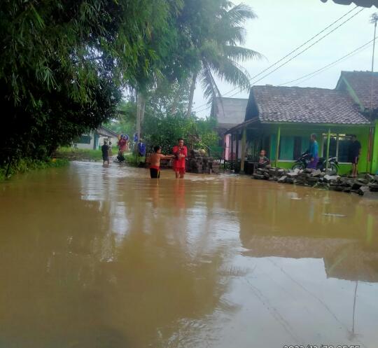 Akses Jalan Warga Kampung Nusa, Desa Parakan Terkena Banjir Luapan Kali Cibereum