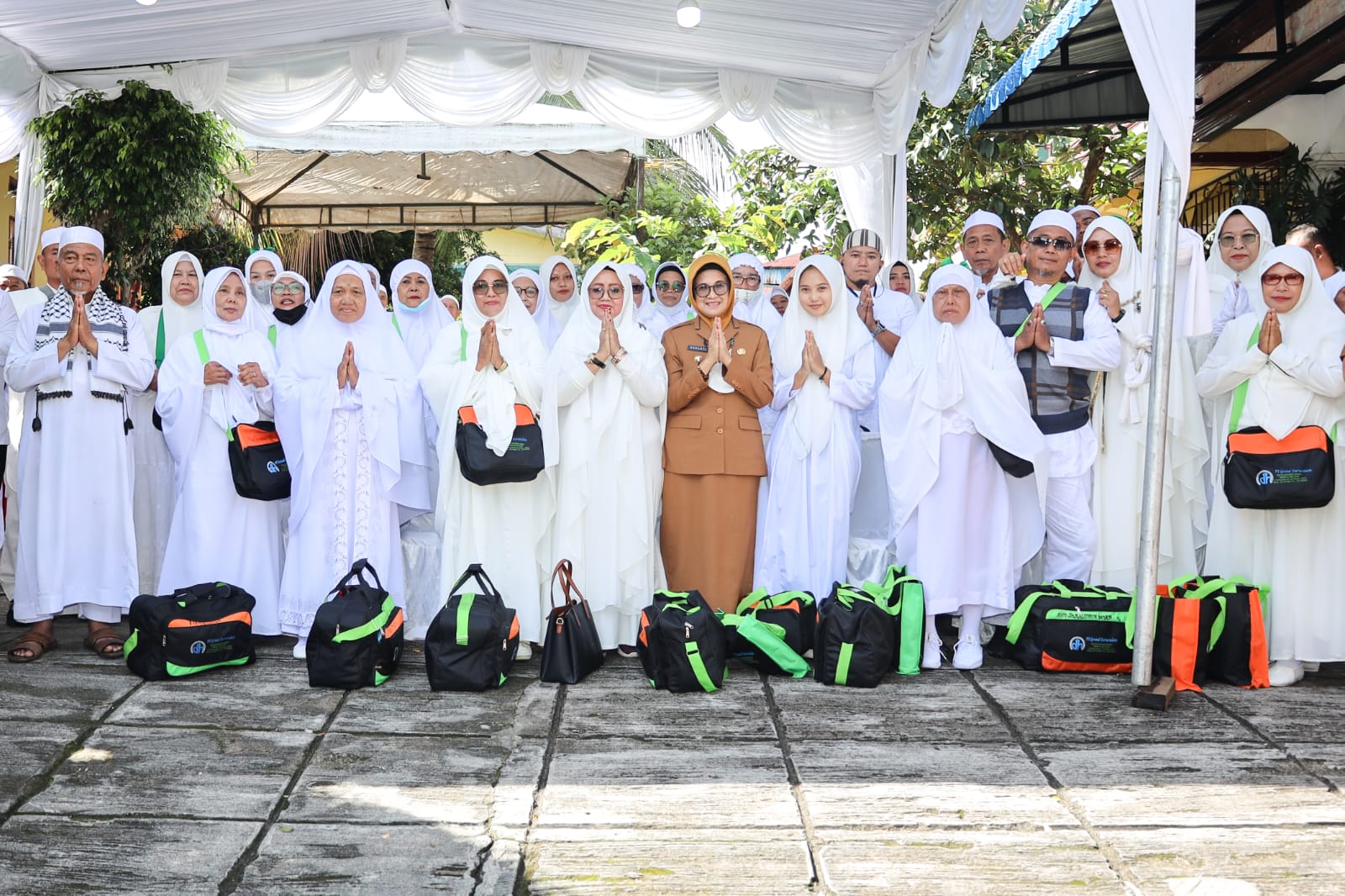 dr Susanti Berpesan kepada Jamaah Umroh PT Grand Darussalam agar Mendoakan Kota Pematang Siantar di Tanah Suci