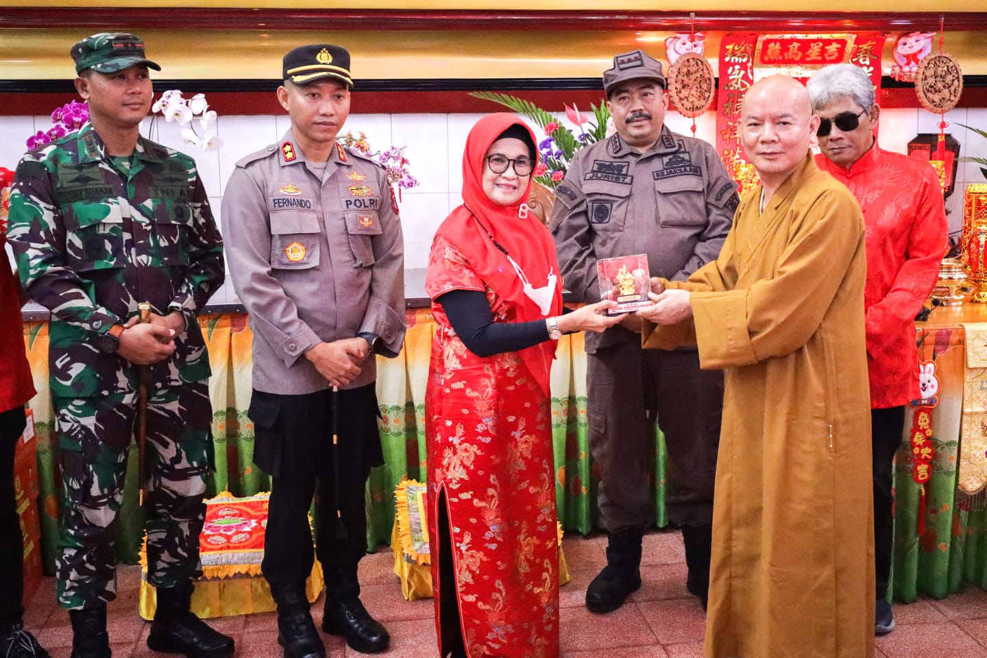 Kenakan Qipao saat Imlek, dr Susanti Bersama Forkopimda Silaturahmi ke Sejumlah Vihara di Kota Pematang Sianta