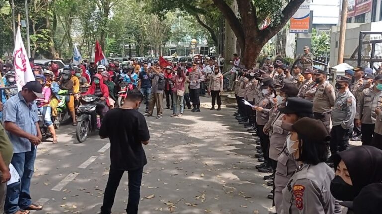 Polrestabes Medan Kawal Unjuk Rasa Massa dari Aliansi Serikat Pekerja dan Serikat Buruh