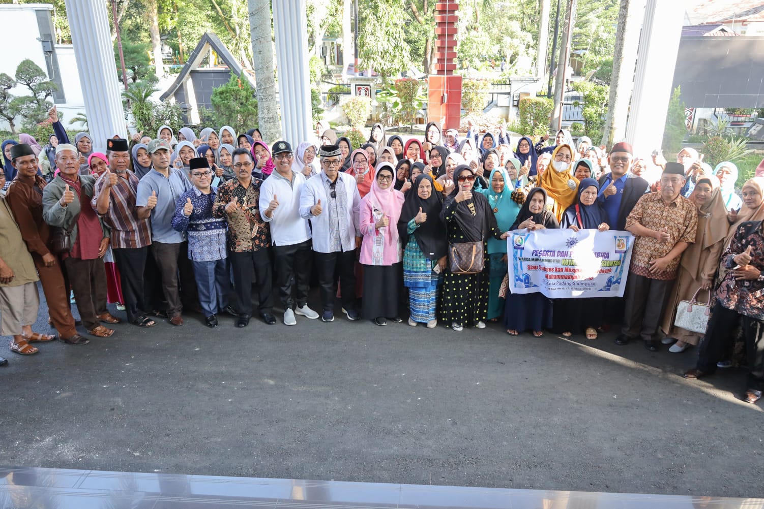 Lepas Keberangkatan Rombongan Muswil Muhammadiyah dan Aisyiyah, dr Susanti Apresiasi Peserta Lansia 