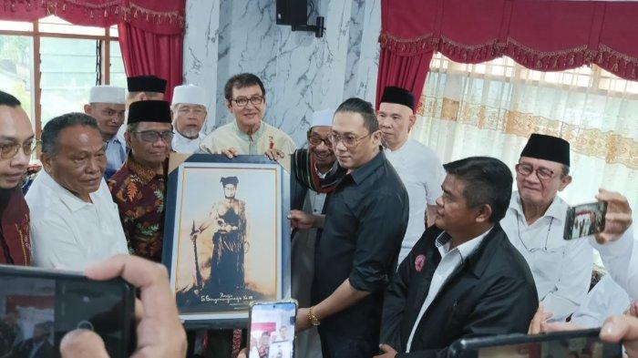 Ketum DPP AMS XII Hadiahi Lukisan Raja Sisingamangaraja XII Kepada Menko Polhukam