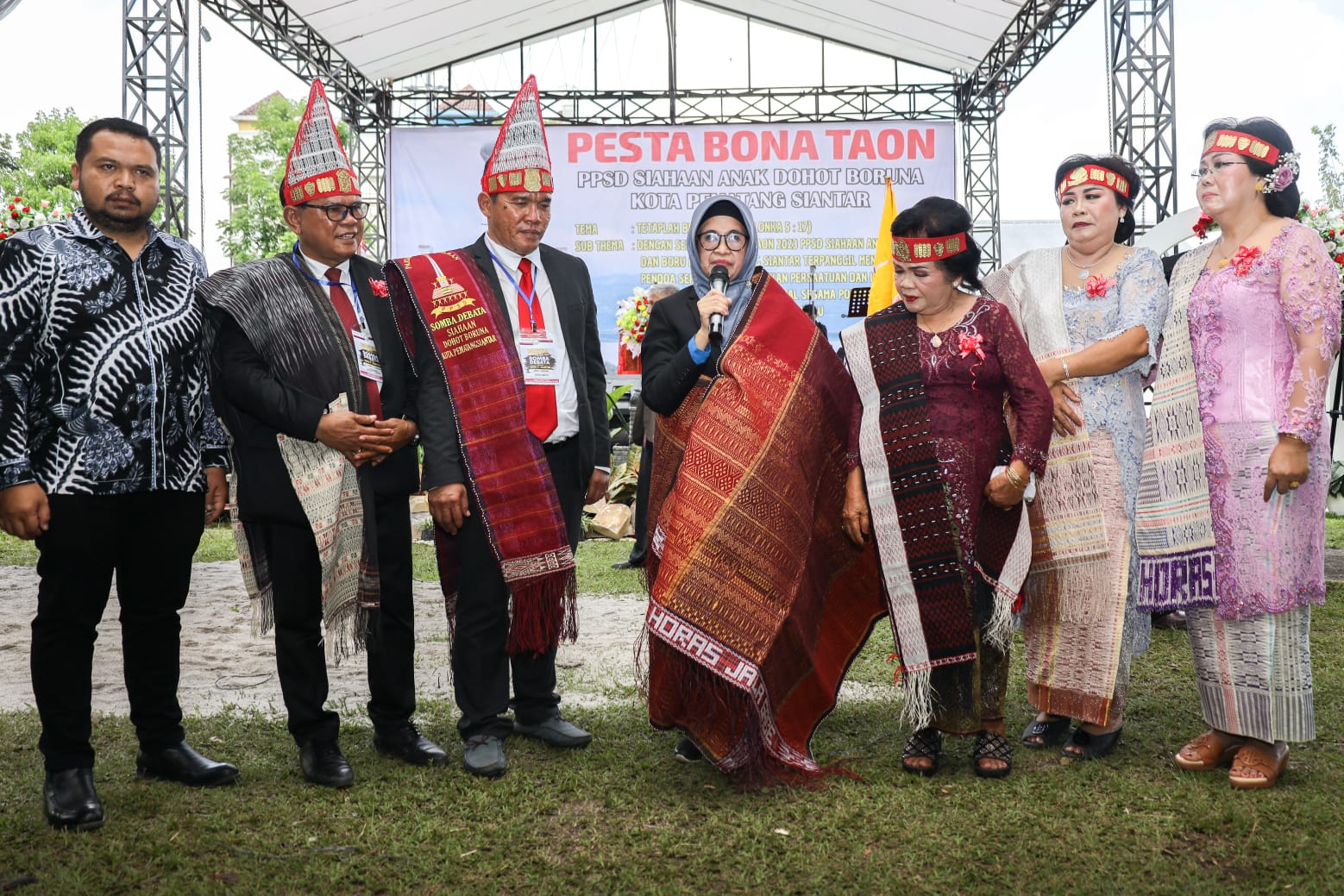 Ulos dari PPSD Siahaan kepada dr Susanti sebagai Tanda Kasih Sayang 