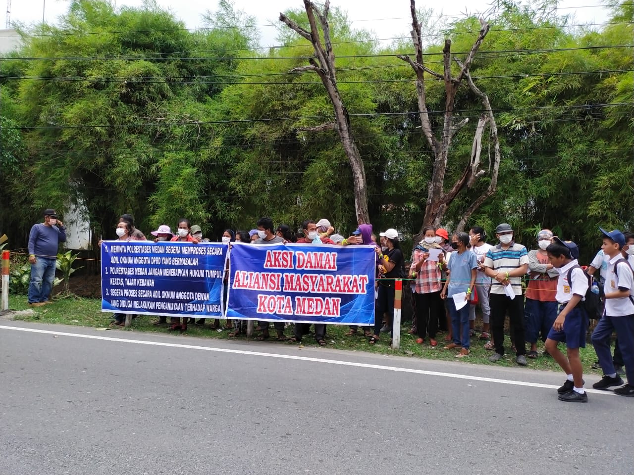 Puluhan Massa Dari Aliansi Masyarakat Geruduk Polrestabes Medan