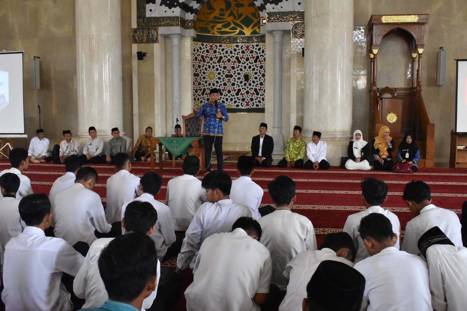 Pengajian Akbar MAN Karanganyar, Pesan Bupati : Terus Perdalam Ilmu Agama dan Tekun Belajar 