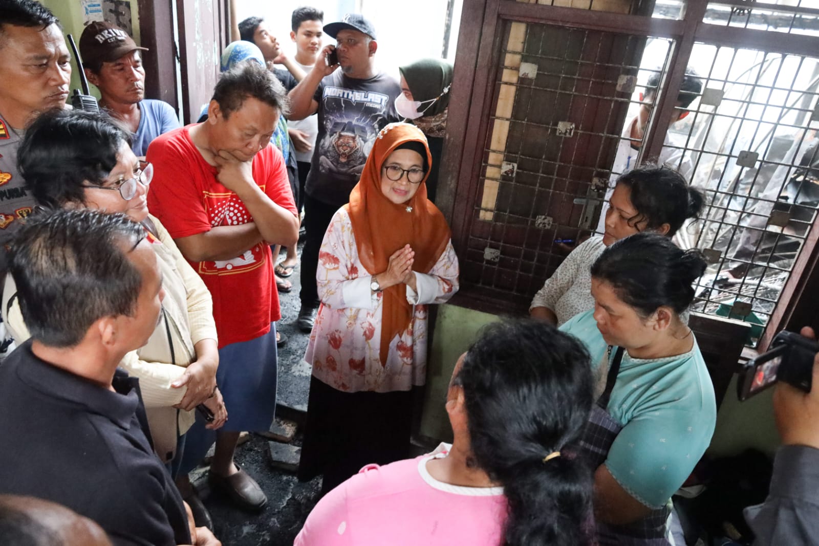 dr Susanti Gerak Cepat Kunjungi Korban Kebakaran di Jalan Sangnaualuh, sekaligus Berikan Bantuan 