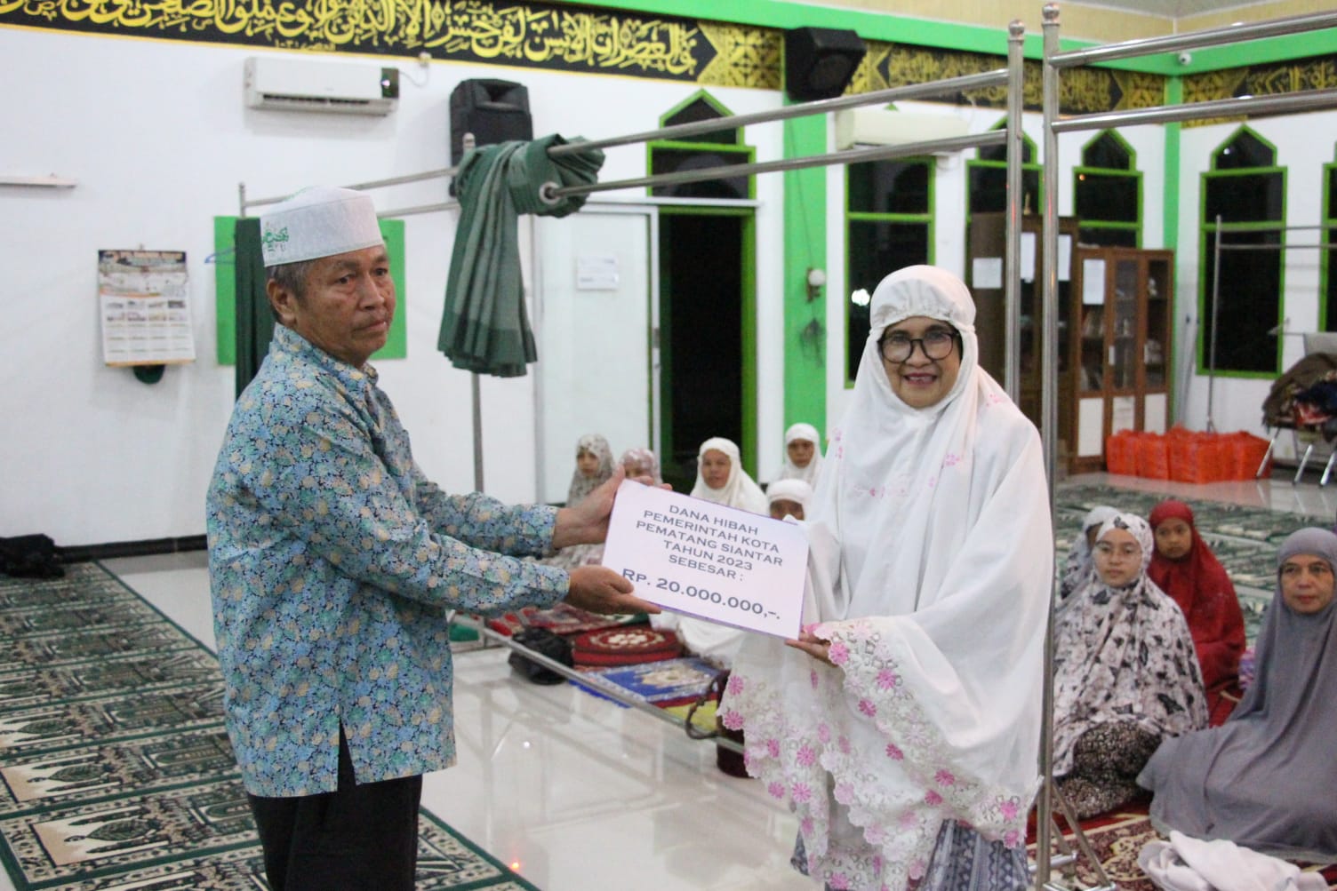 Hujan Deras, dr Susanti Tetap Semangat Hadiri Safari Ramadhan di Masjid Al-Hikmah Bah Kapul