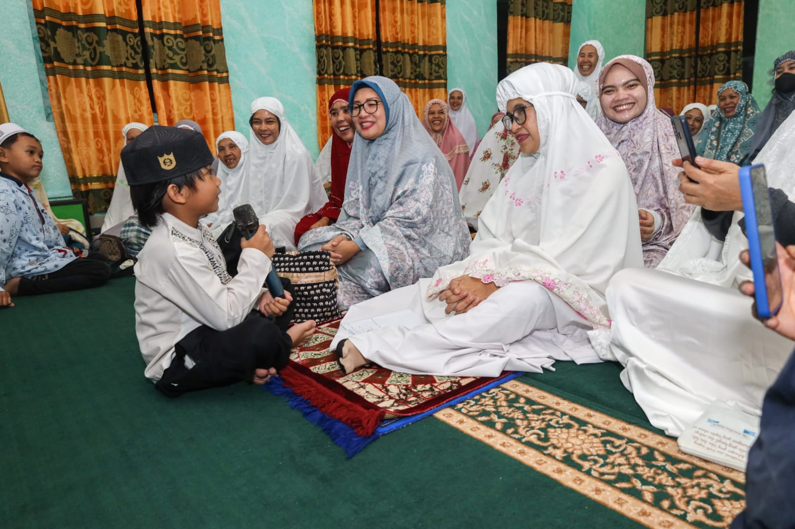 Safari Ramadan di Masjid Al-Huda Jalan Melanthon Siregar, dr Susanti Akrab dengan Anak-anak