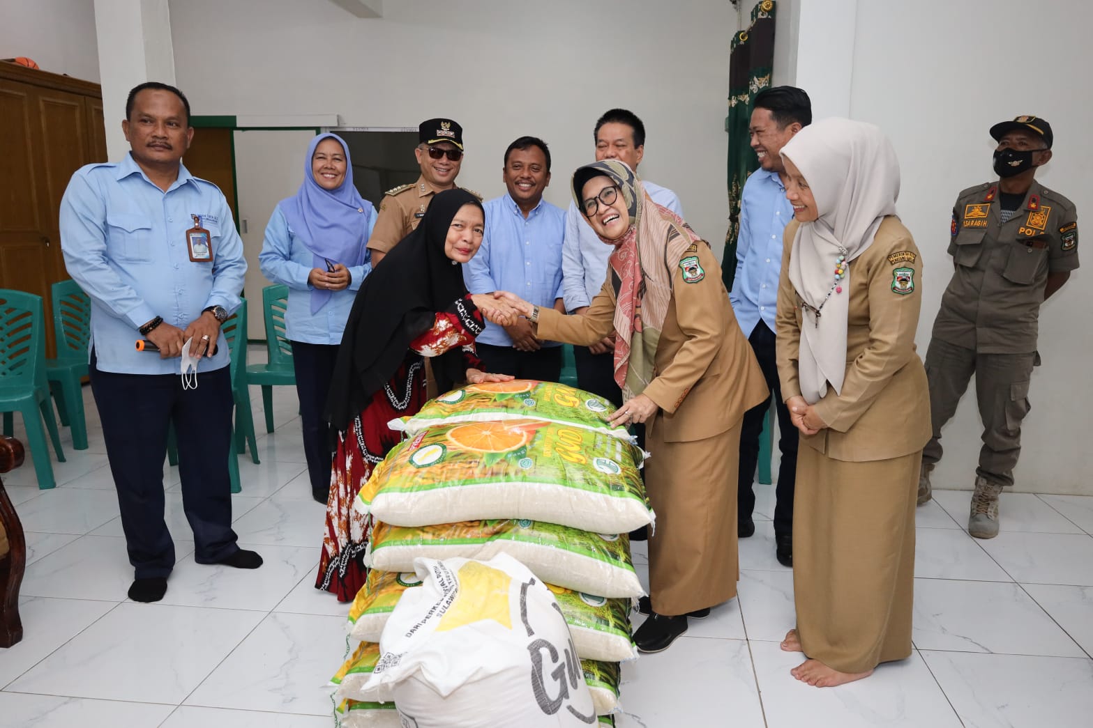 dr Susanti dan Tim Ramadan Berbagi Perumda Tirta Uli Berkunjung ke Panti Asuhan Putri Aisyiyah