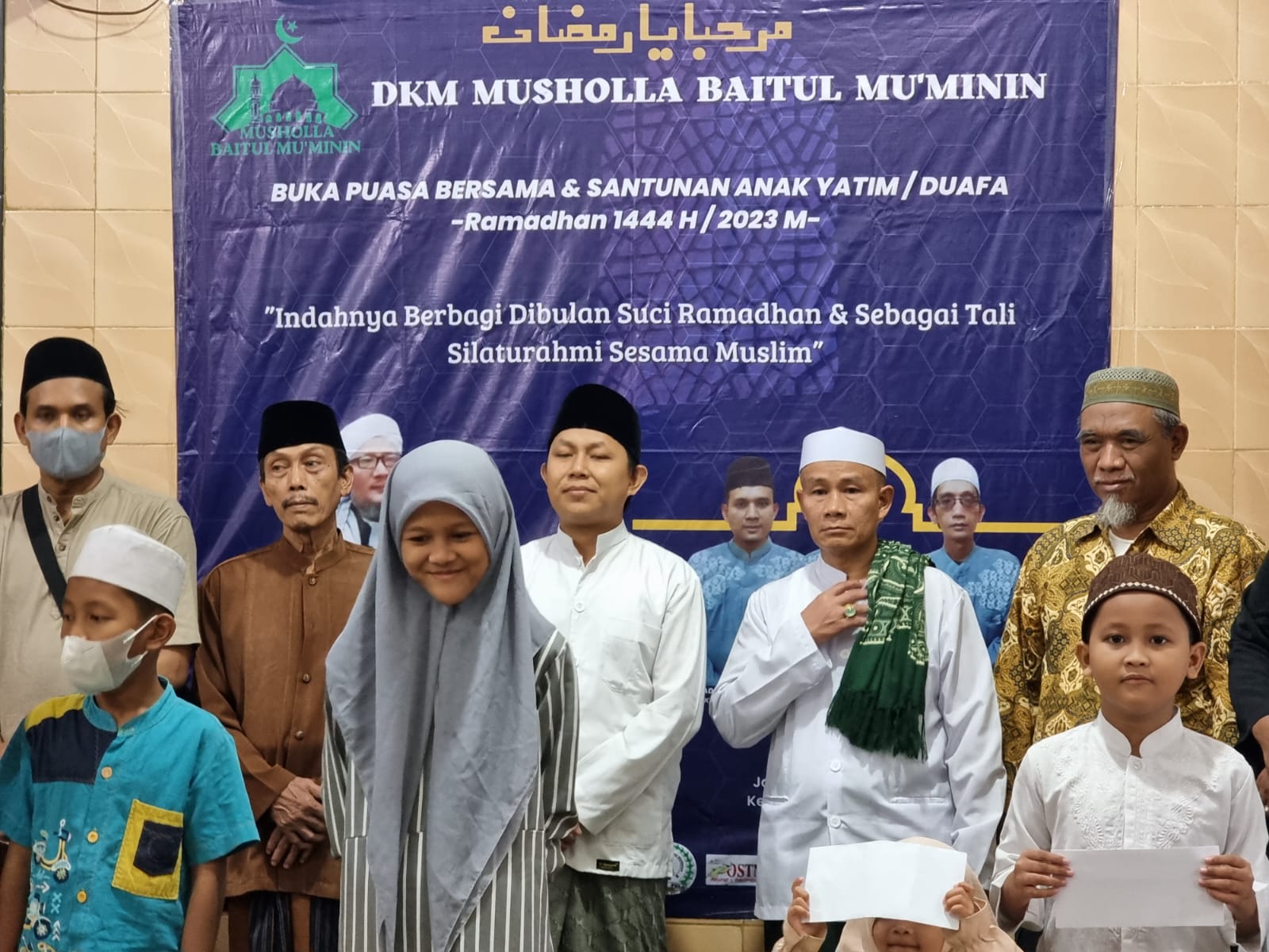 Peduli Terhadap Kaum Duafa dan Anak Yatim Piatu, Pengurus Musholla Baitul Mukminin bersama Wakil Pimpred Postn