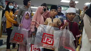 Kapolsek Medan Baru Beserta Personilnya Berbagi, Bawa Anak Yatim Piatu Berbelanja Pakaian