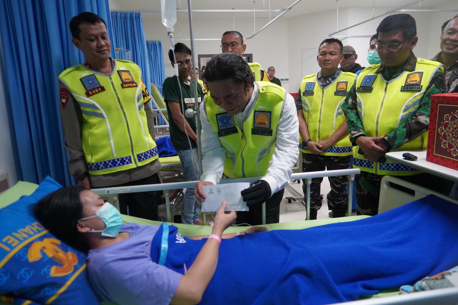 Danrem 064/MY Bersama Forkopimda Banten Berikan Tali Kasih kepada Pasien di RSUD