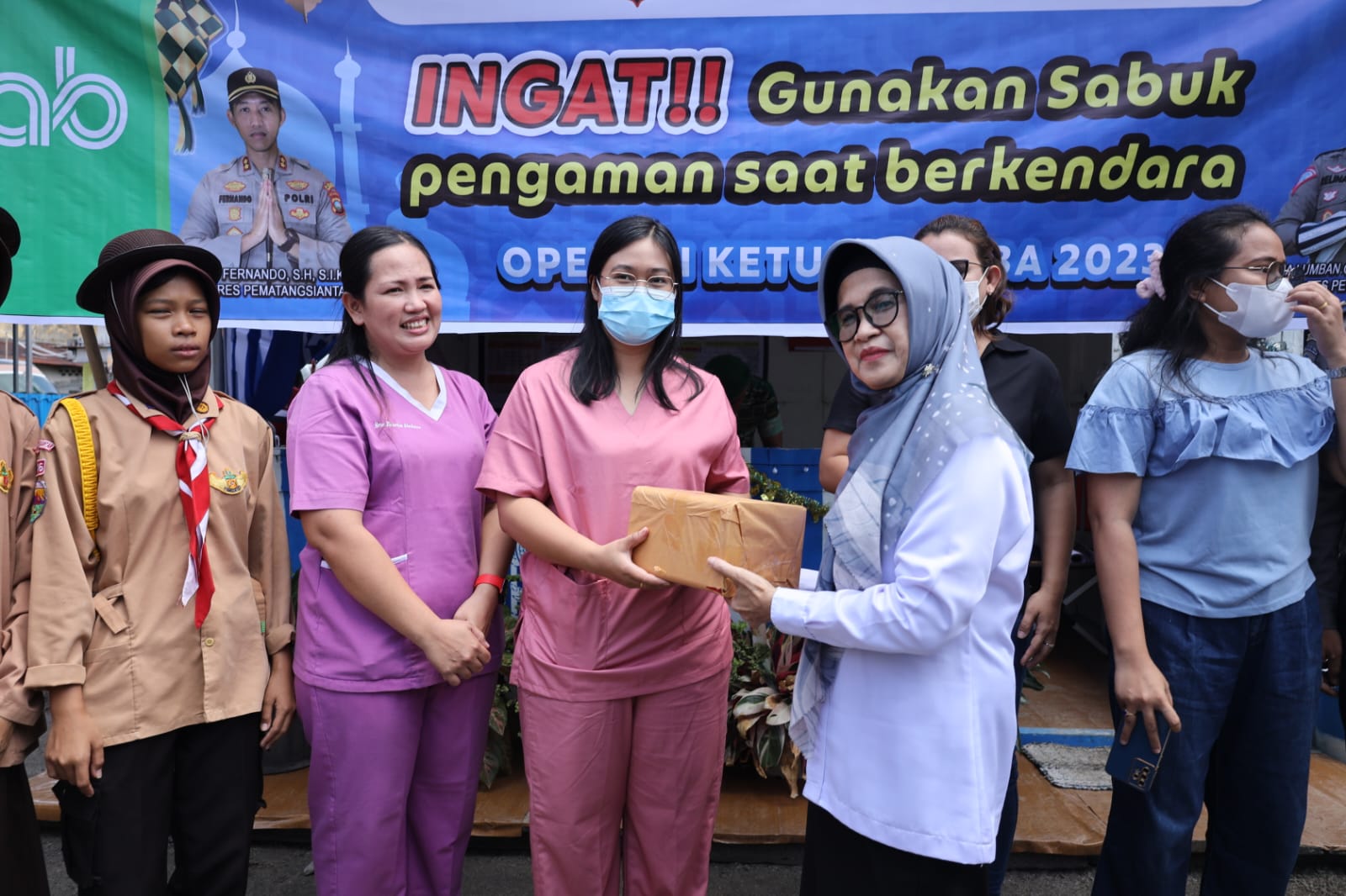 dr Susanti Bersama Forkopimda Tinjau Pospam dan Beri Bingkisan kepada Petugas