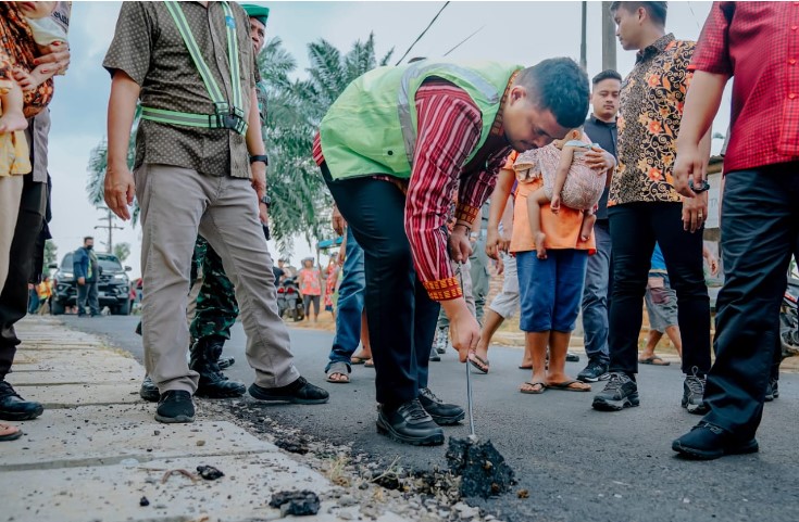 Wali Kota Medan Kesal, Pengaspalan Asal Jadi Amblas Saat Dilalui