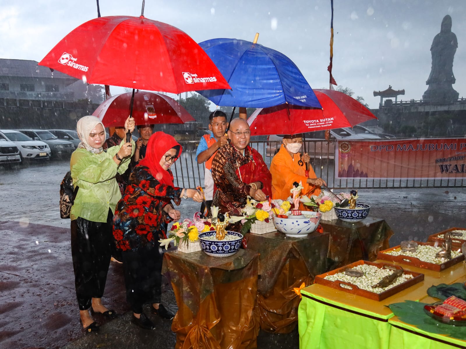 Hujan Deras, dr Susanti dan Ketua Dekranasda Tetap Semangat Hadiri Perayaan Tri Suci Waisak di Lapangan Pergur