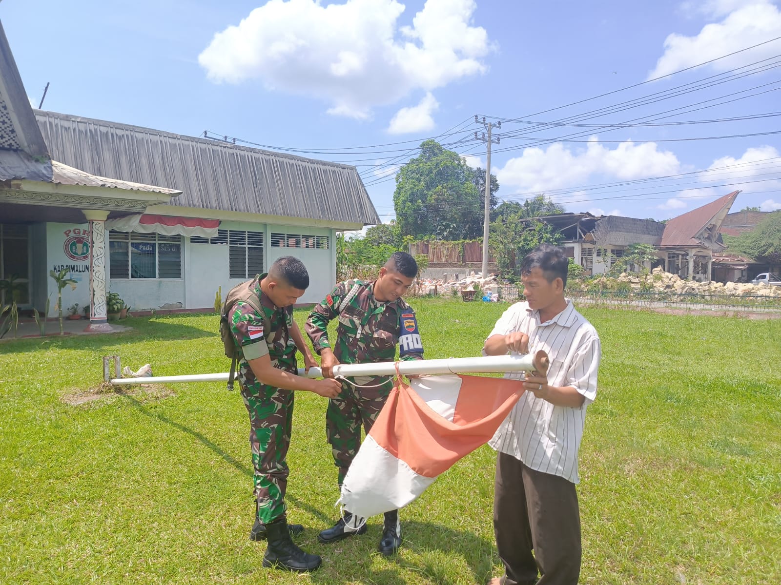 Yonif 122/TS Peduli Lambang Negara, Gerak Cepat Ganti Bendera Rusak di Depan Kantor PGRI Simalungun