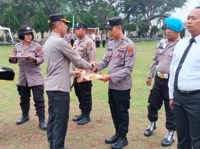 Kapolres Sergai Beri Penghargaan Kepada Personel Berprestasi