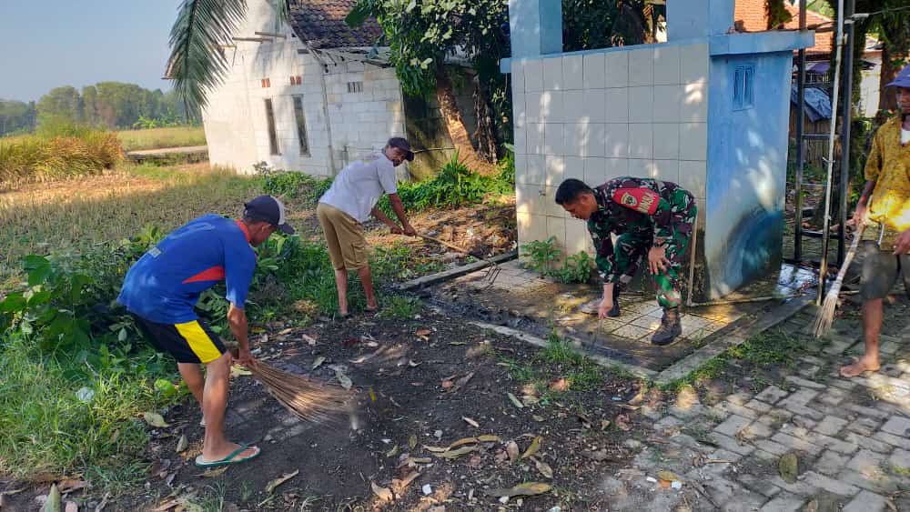 Jalin Sinergitas Babinsa Koramil 13/ Cisoka dengan Pemdes Desa Cikareo Melaksanakan Jumat Bersih