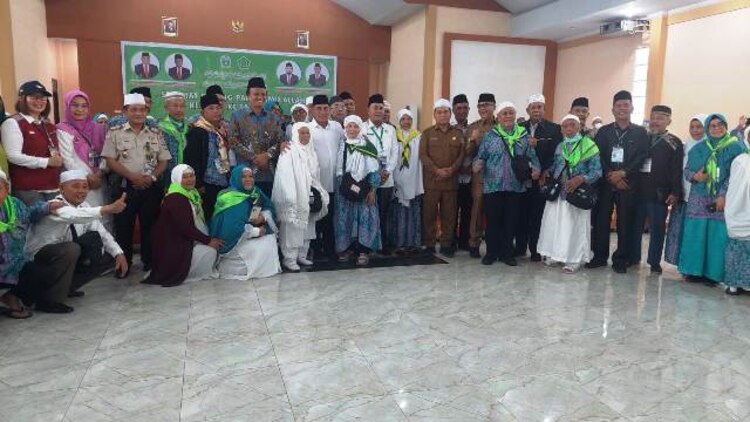 Gubernur Sumut Sambut Kloter 6, Wajah Jemaah Haji Semua Cerah 