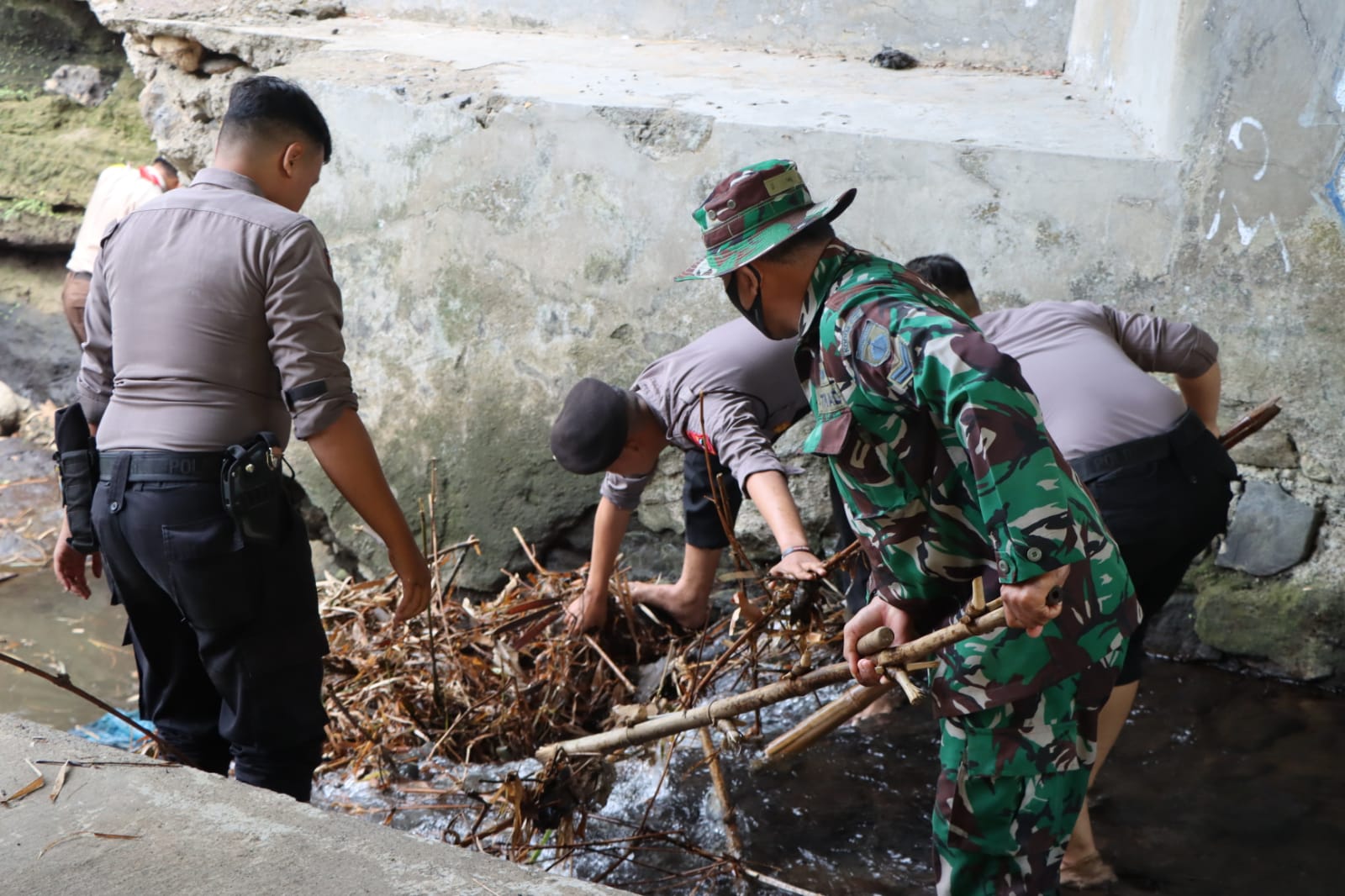 Peduli Lingkungan, Polres Karanganyar Dibantu Anggota Kodim 0727 Laksanakan Giat Bersih Sungai