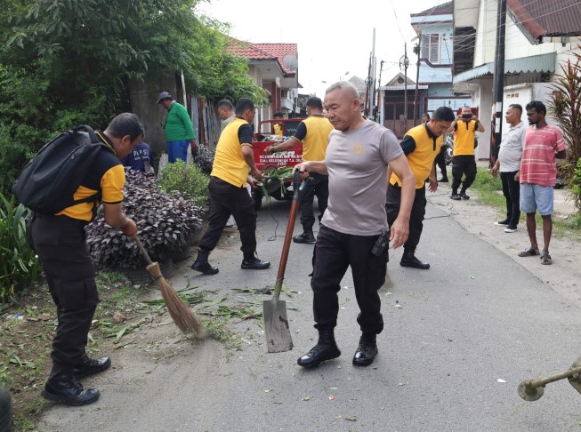 Polrestabes Medan Bersama Warga Gotong Royong Bersihkan Lingkungan