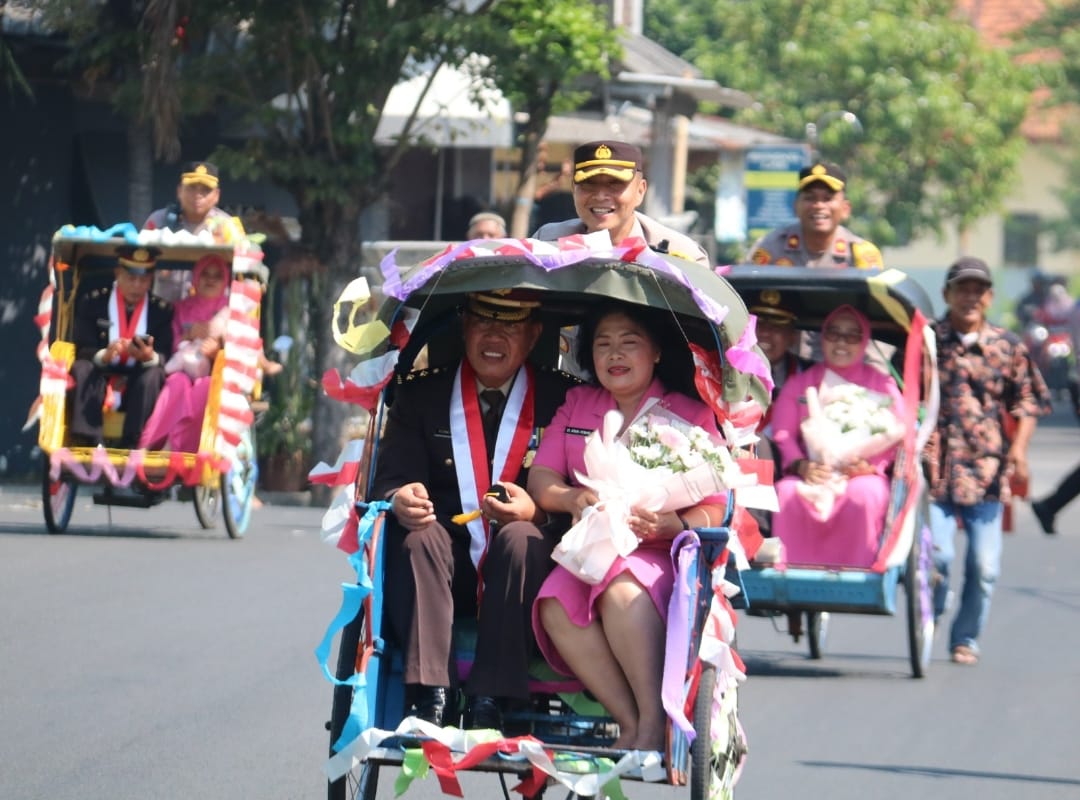 Kapolres Karanganyar Lepas 23 Personil yang Purna Tugas, Kapolres Ikut Kayuh Becak