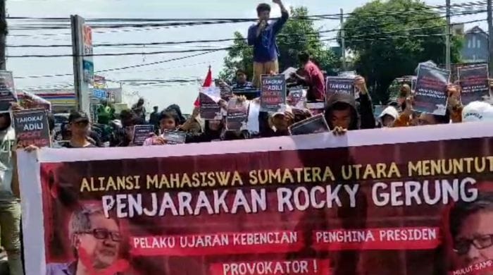 Terkait Demo di Depan Mapolda, Massa Aliansi Mahasiswa Sumut Minta Rocky Gerung Ditangkap