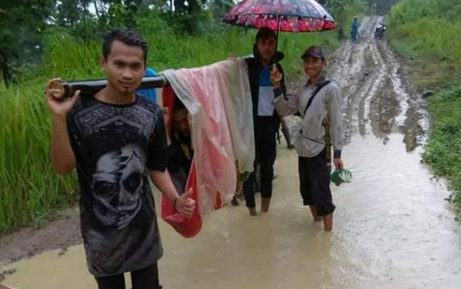 Akses Jalan Berlumpur, Warga Gunakan Tandu Pergi Berobat