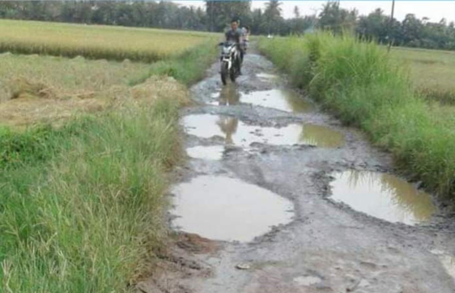 Banyak Lubang dan Kubangan, Warga Pertanyakan Perbaikan Jalan di Kp Sawah Cibungur