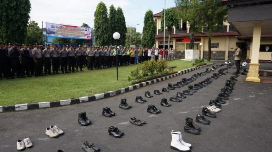 Apel Pengamanan Pemilu 2019, Jajaran kepolisian Purbalingga Sumbangkan Sepatu Layak Pakai kepada Linmas