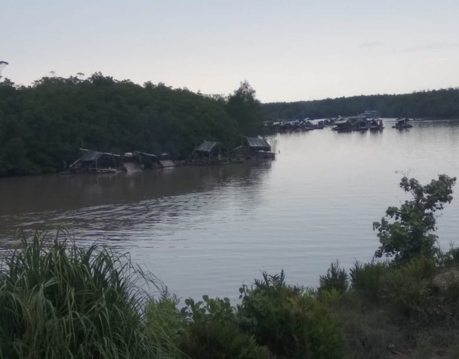 Waduh..! Kawasan Sungai Perbatasan Desa Ini Keruh dan Kotor Akibat Aktivitas Penambangan