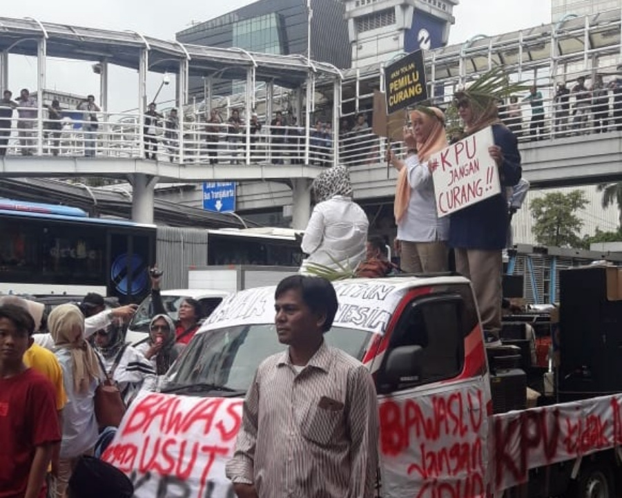 Ribuan Masa Tuntut Bawaslu Bersikap Tegas Terhadap Kinerja KPU