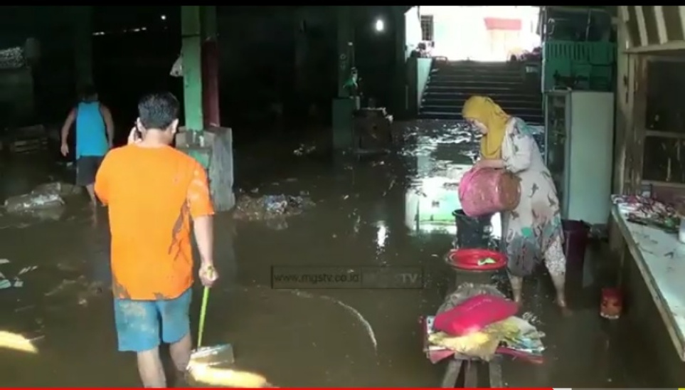 Pedagang di Jambu Dua Sibuk Membersihkan Lumpur Sisa Banjir