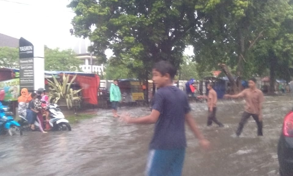 Bogor Diguyur Hujan Deras, Sejumlah Titik Jalan KH R. Abdullah Bin Nuh  Terendam Banjir