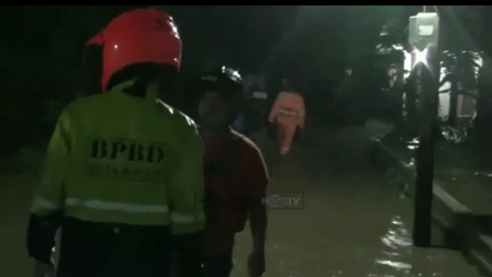 Petugas BPBD Mengevakuasi korban banjir di Kp Bebek Bogor