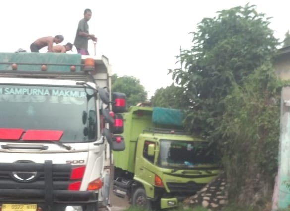 Rem Blong, Truk Bermuatan Pasir Banting Stir Hindari Maut