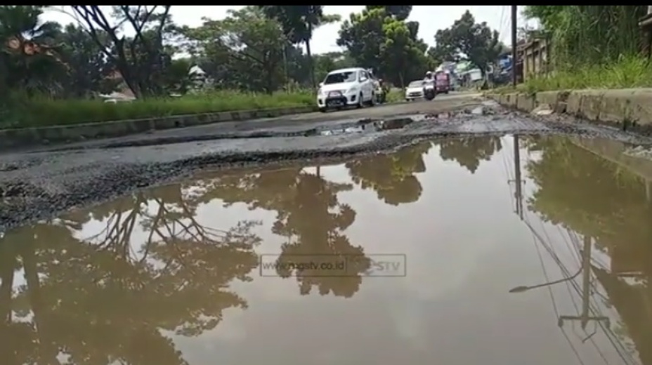 Akses Jalan Perkantoran Pemda Cibinong Rusak  Parah