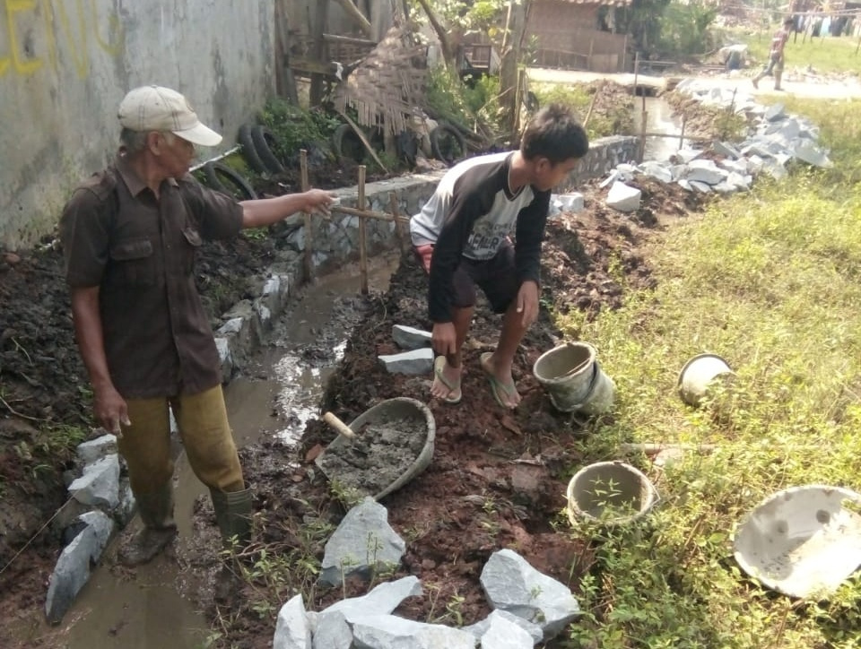 Diduga Langgar Aturan, Proyek Drainase Di Balaraja Pekerjakan Anak Dibawah Umur