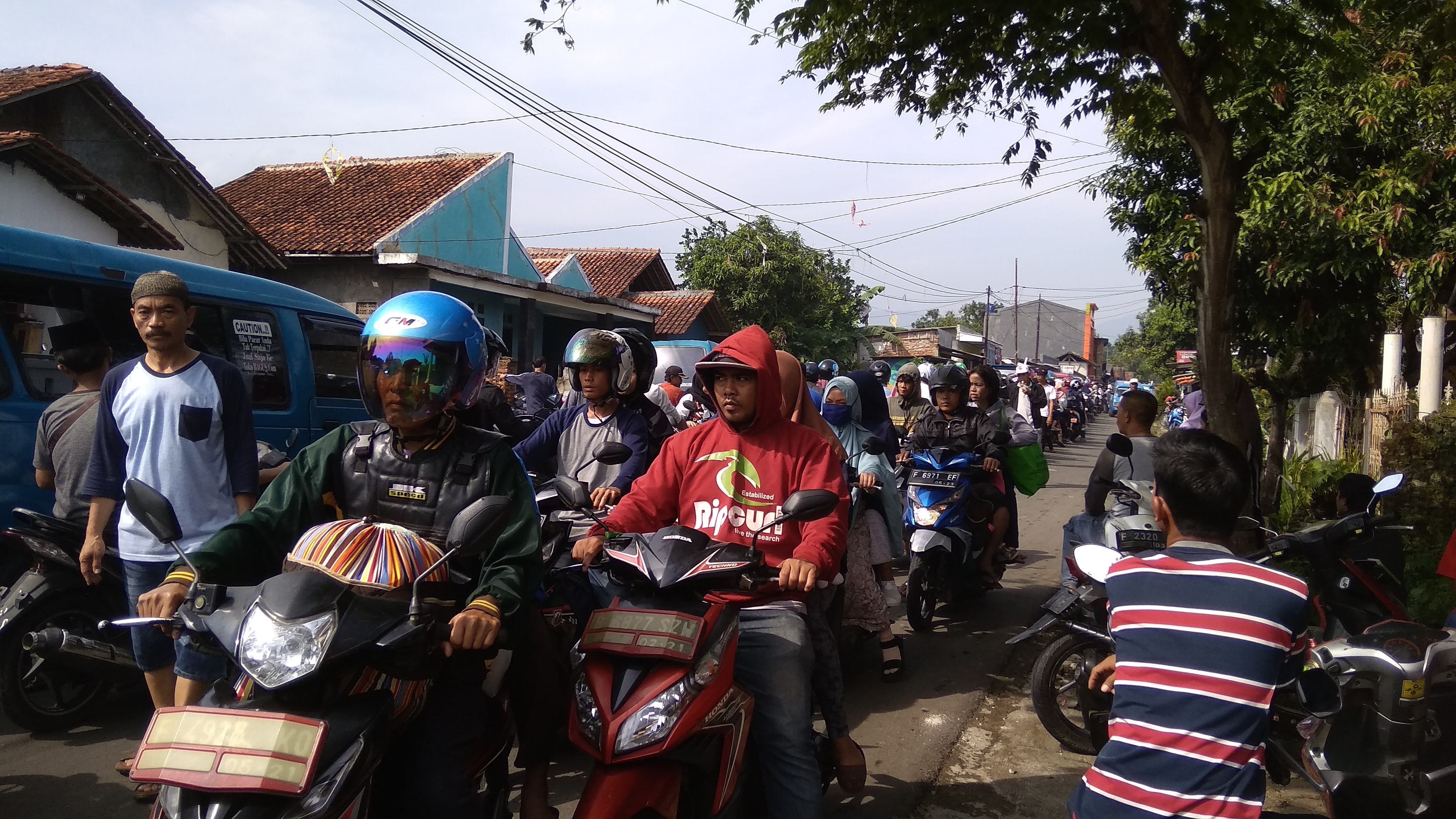 Dihari Lebaran ke-4, Arus Lalin di Jl KH Abdul Hamid KM 5 Kp Pasar Sabtu Macet Total