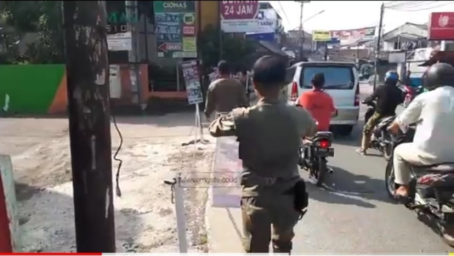 Habis Izin Tayang, Satpol PP Bredel Spanduk Bodong di Jalan Ciomas