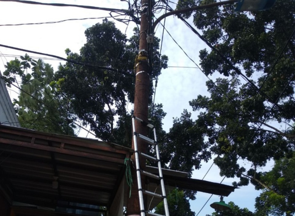 Awas !!  Tiang Listrik di Gang Naya Munjul Membahayakan