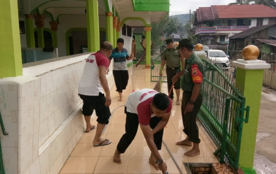 Koramil 14/Kotanopan Bersama Polsek Kotanopan Laksanakan Karya Bakti Sinergitas Pembersihan Masjid