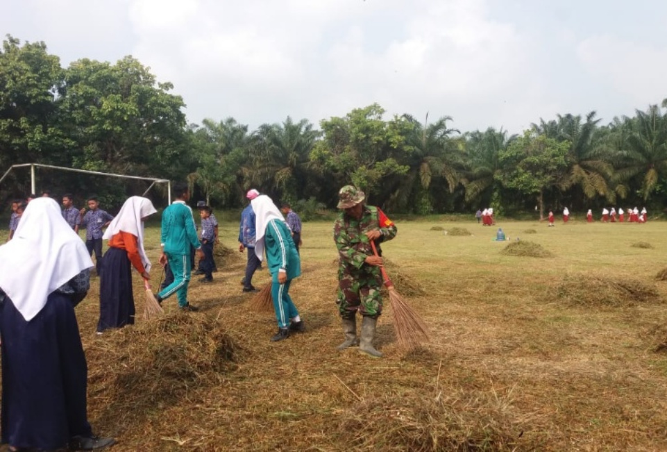 Tingkatkan Kebersihan dan Keindahan, Babinsa Koramil 09/Sosa Bersama Siswa-Siswi Bersihkan Lapangan