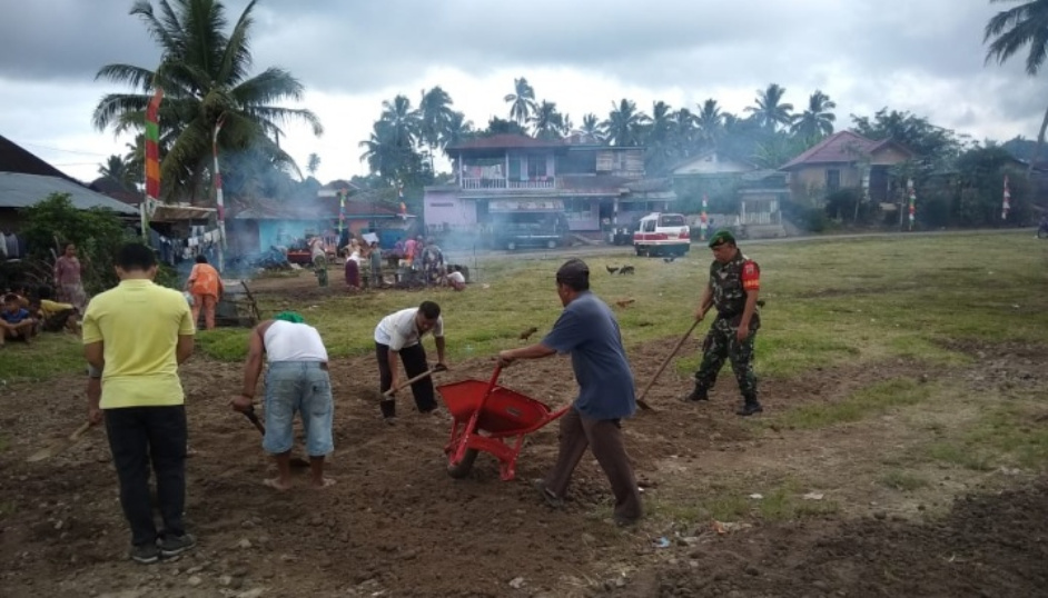 Peduli Kesehatan Lingkungan, Babinsa Koramil 18/ Pargarutan Ajak Warga Gotong Royong Bersihkan Lingkungan