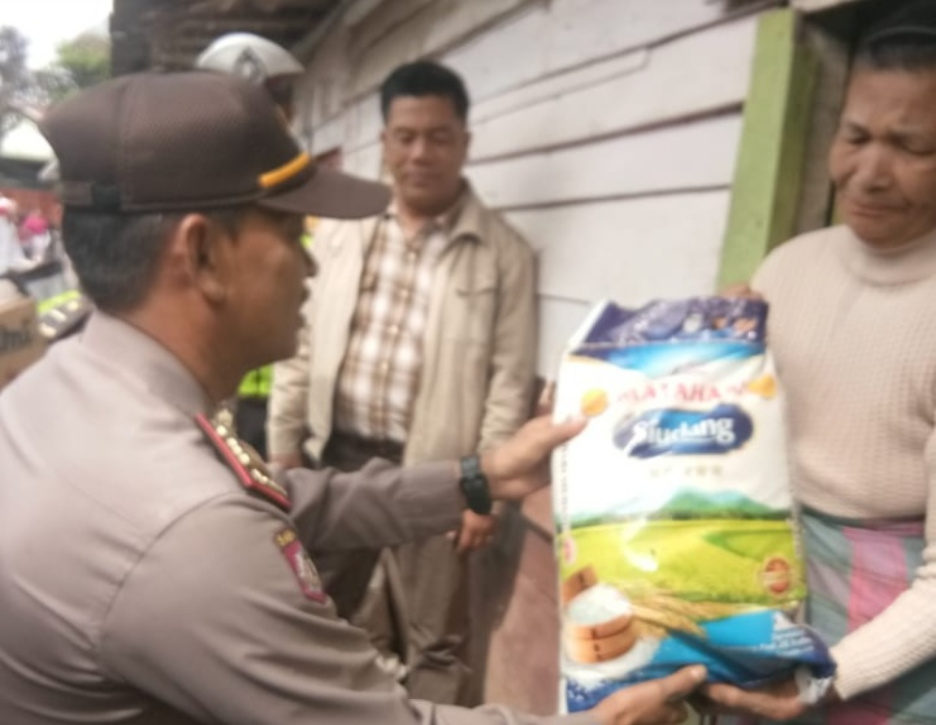 Kapolsek Berastagi Berikan Bantuan Kepada Warga Kurang Mampu